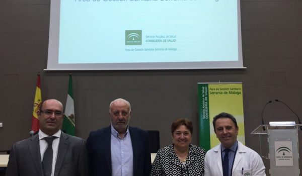 Manuel Bayona, a la derecha, en el acto celebrado esta mañana en el Hospital de la Serranía