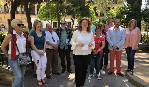 La regidora, en Duquesa de Parcent junto a ediles y militantes de su formación