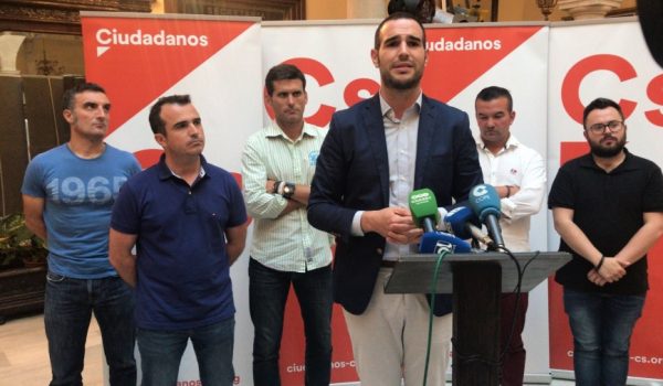 Sergio Sedeño, segundo por la derecha, en la comparecencia de anoche del coordinador local de Ciudadanos Francisco Orozco