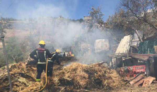 La acumulación de heno ha provocado que las llamas se extendiesen con mayor rapidez