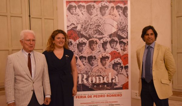 Atienza, Valdenebro y Rivera, junto al cartel de la pintora valenciana Carmen Calvo