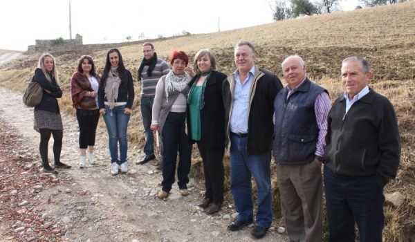 Isabel María Barriga y Manuel López, junto a varios alcaldes pedáneos.