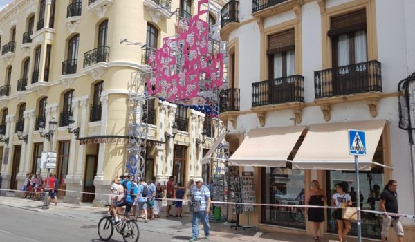 El diseño de la portada debe contemplar el paso de las carrozas durante la cabalgata