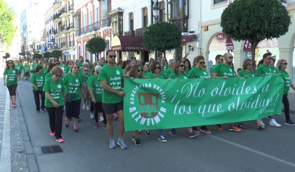 La presidenta de AROAL y la alcaldesa de Ronda encabezaban entre otros la marcha solidaria