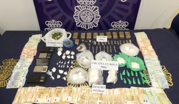 En la operación se ha incautado un kilogramo de hachís, cuatro balanzas de precisión y diversos útiles para elaborar y manipular los estupefacientes