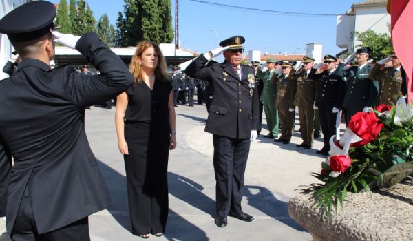 La alcaldesa de Ronda y el inspector Jefe de a Comisaría de la Policía Nacional han presidido la ofrenda floral a los caídos