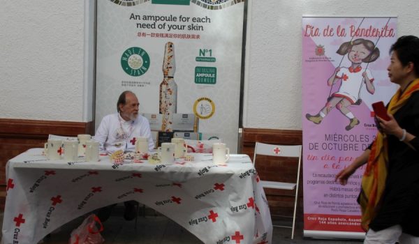 El Presidente de la Asamblea de la Cruz Roja, Antonio Lasanta, durante la jornada solidaria
