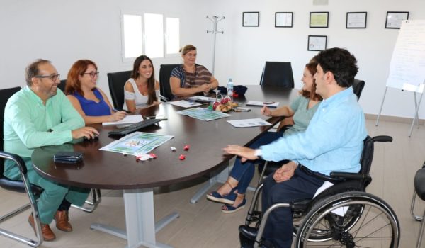 Durante su visita, el Director General de Personas con Discapacidad de la Junta de Andalucía ha intercambiado impresiones con los profesionales del centro acerca de sus recientes cambios