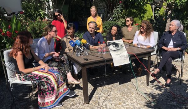 El director de la obra, Marcos Marcell, acompañado de varias de las actrices que conforman el elenco de La Casa de Bernarda Alba