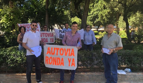 Pedro Porras, en el centro, junto a varios miembros de la plataforma ciudadana
