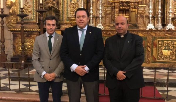 El Presidente de Agrupaciones y Cofradías, Francisco Ruiz Arrocha junto con Salvador Carrasco y el Consiliario Salvador Guerrero en Santa María La Mayor donde han dado cuenta de todos los detalles del próximo pregón cofrade.