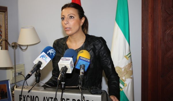 La alcaldesa e Ronda, durante su intervención.