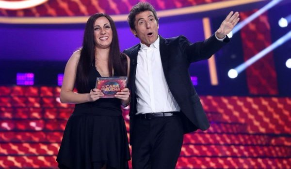 María Villalón fue caracterizada como Ángeles Muñoz, vocalista de Camela, y su actuación cautivó al jurado, al público y a sus compañeros.