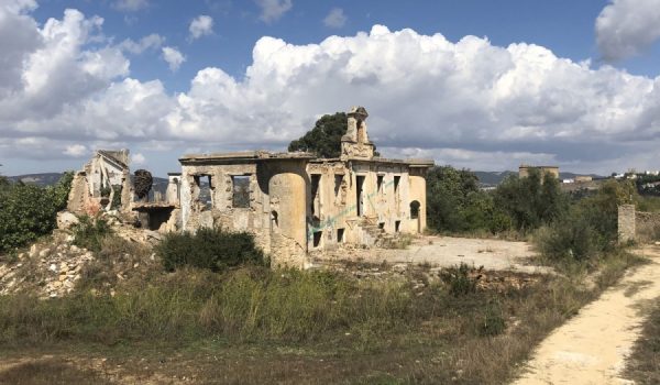 Los propietarios de los terrenos propondrán una modificación del Plan General vigente, para que estos sean de uso hotelero y comercial.