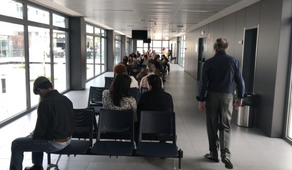 Usuarios del área de Consultas Externas, esperando su turno