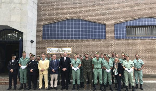 Los alumnos del curso, junto a mandos militares, representantes del SEPE y varios docentes