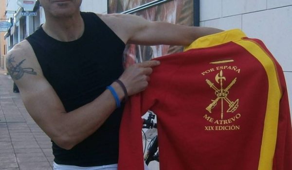 En la imagen Arcos posa con una sudadera de los 101 Kilómetros en el Barrio de San Rafael en los momentos previos a su participación en la XIXª Edición de esta prueba, hace dos años.
