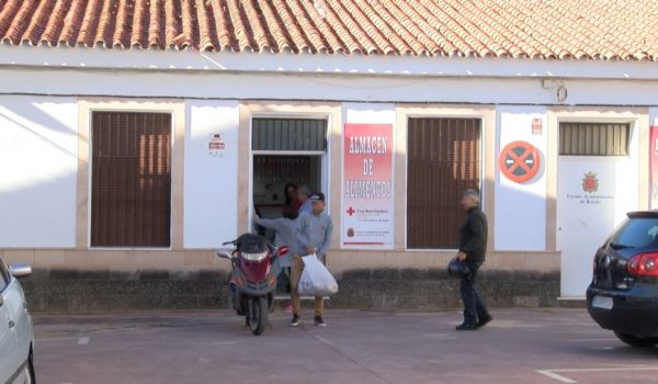 La asamblea de Cruz Roja en Ronda organiza periódicamente entregas de alimentos y vestimenta a los vecinos en situación de vulnerabilidad.