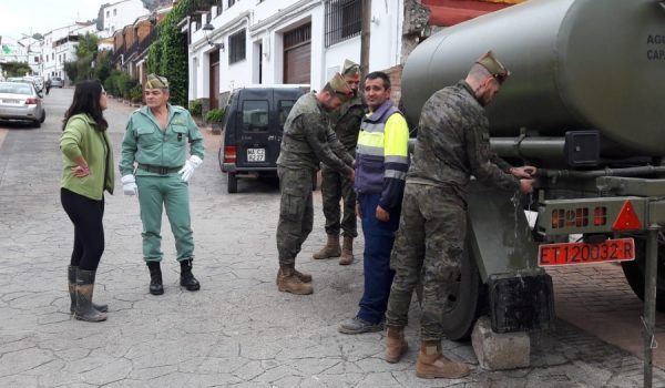 La alcaldesa de Benaoján, Soraya García, recibe al Coronel Jefe del IV Tercio de la Legión, Ramón Armada, a su llegada al municipio.