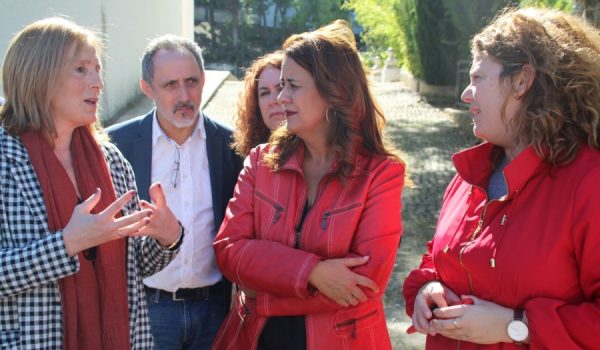 La directora del Colegio Virgen de la Cabeza, Ana Bravo junto a la consejera de Educación, Sonia Gaya y la alcaldesa de Ronda, Teresa Valdenebro.