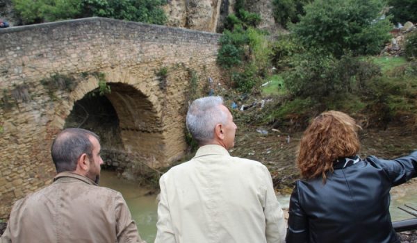 El delegado de Obras y Urbanismo, Paco Márquez, junto con el Consejero de Cultura, Miguel Ángel Vázquez, y la alcaldesa de Ronda, Teresa Valdenebro en los Baños Árabes la semana pasada.