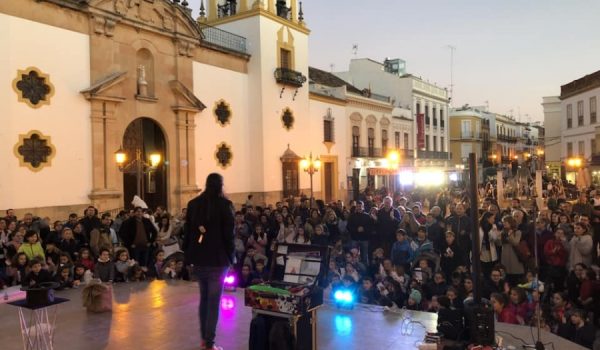Actuación del Mago Teto en la Plaza del Socorro que congregó a numeroso público.