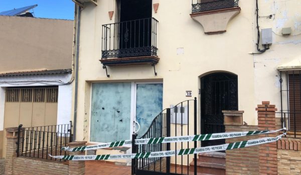 El fuego se inició en la primera planta propagándose posteriormente al resto de la vivienda ubicada en la Calle Habana de Arriate.