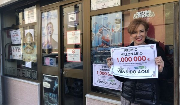 La gerente del estanco, Inmaculada Racero, cuenta que ha llegado a repartir premios de más de 16 millones de euros.