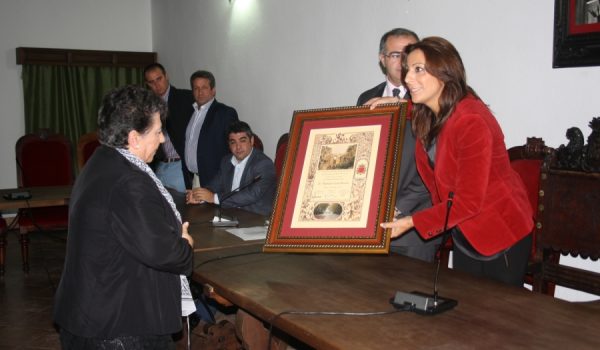 La alcaldesa entrega a Manuela León la distinción de Ciudadana del Año 2011.
