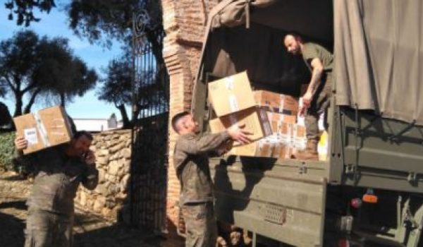 Miembros de La Legión almacenan el material recogido en sus camiones en la jornada solidaria del pasado año.