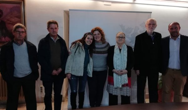 Desde que supo del accidente de los cooperantes rondeños en India, la presidenta de la fundación, Anna Ferrr, ha explicado que deseaba conocer a sus familiares en recuerdo y agradecimiento de su labor solidaria.
