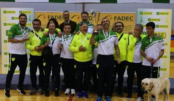 Rosado, posando con el trofeo junto a sus compañeros de equipo