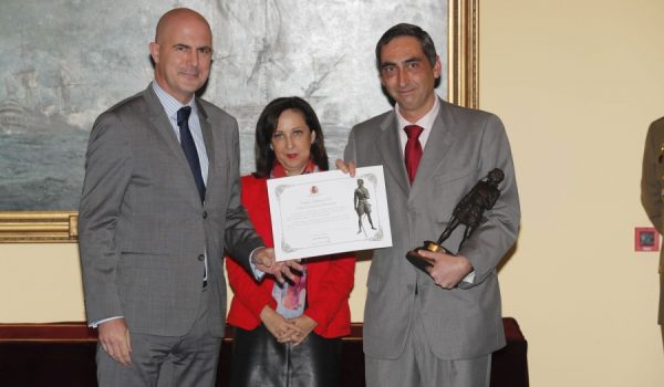 Alejo de la Torre, subsecretario de Estado de Defensa; Margarita Robles, ministra de Defensa; y Miguel Ángel Rodríguez, director del Colegio Fernando de los Ríos