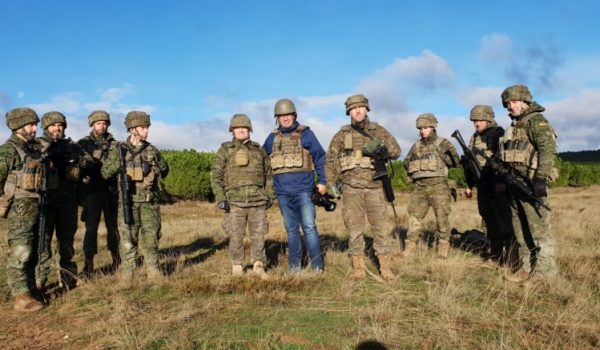 En el campo de maniobras de San Gregorio, antes de embarcar en un Chinook