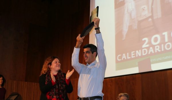 La alcaldesa de Ronda entregó una distinción al actor Roberto Chinchilla por mostrar una visión de la discapacidad distinta.