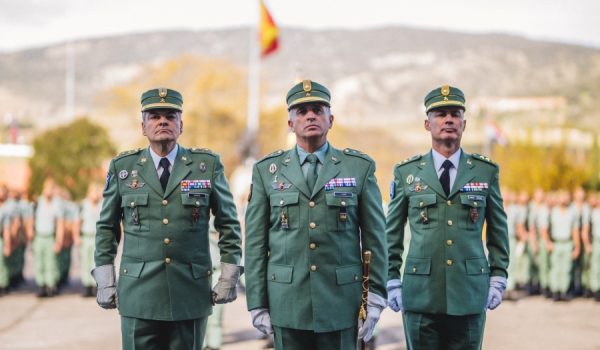 De izquierda a derecha: el coronel saliente, Ramón Armada; el general jefe de la BRILEG, Marcos Llago y el coronel García-Almenta
