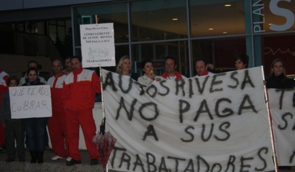 Los trabajadores de Autos Rivesa S.L. permanecieron durante todo el día a las puertas del concesionario.