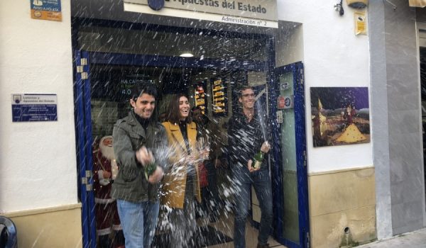 Los responsables de la Administración de Loterías nº 2 no daban crédito cuando recibieron la llamada de la Delegación provincial para anunciar que habían vendido el Gordo.