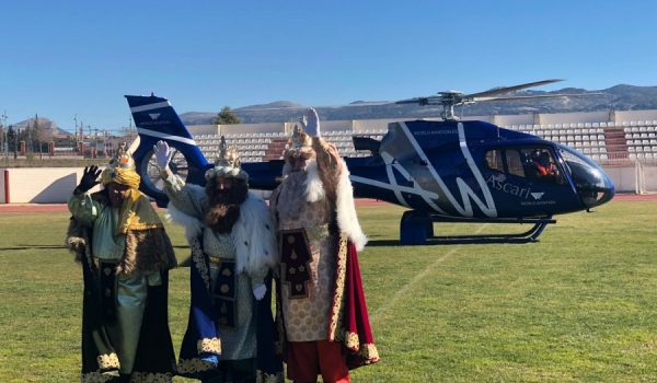 Los Reyes Magos, saludando a los niños de Ronda tras aterrizar en helicóptero en la Ciudad Deportiva