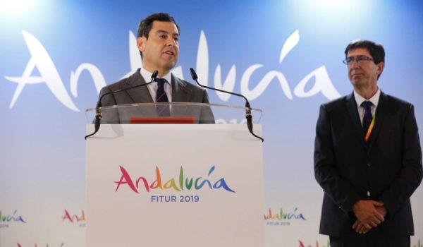 El Presidente de la Junta de Andalucía junto al Vicepresidente y Consejero de Turismo en su visita a FITUR.