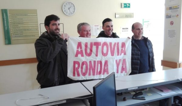 Los representantes de la Plataforma Autovía Ronda Ya piden un mayor compromiso político y ciudadano para con las carreteras de la comarca.