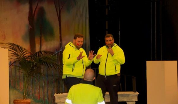 Los Guardianes de Ronda hicieron de la improvisación su mejor arma para dar dinamismo al Pregón del Carnaval.