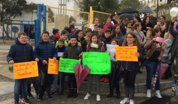 Imagen de la concentración, ayer, de padres y alumnos del centro para reclamar la reforma de los aseos.