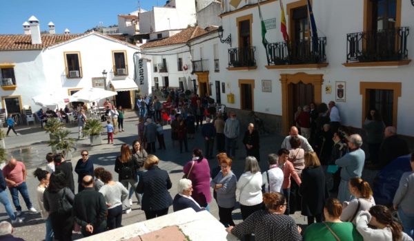 Decenas de vecinos se congregaron a mediodía en la Plaza de la Constitución para guardar cinco minutos de silencio en memoria de Gloria Tornay.