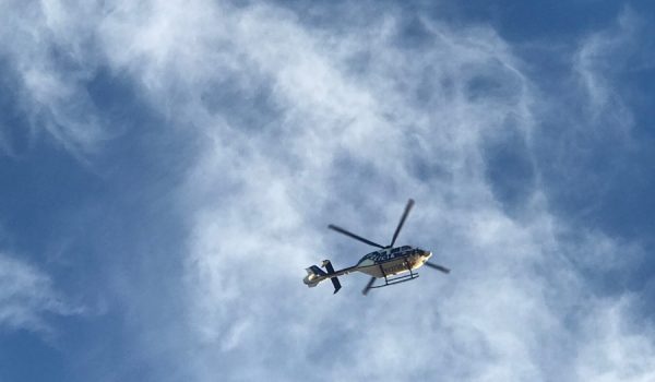 Un helicóptero ha rastreado las zonas de las detenciones desde primera hora de la mañana.