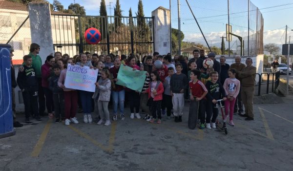 Imágenes de la protesta en la que varios niños pedían en sus pancartas "un sitio digno para jugar" y un colegio que cuente con "limpieza cada semana".