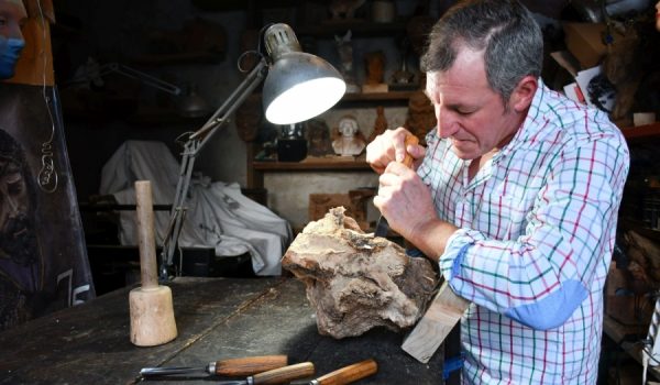 El escultor ha trabajado en su taller de Parauta durante todo el invierno para que sus obras vean la luz en feria internacionales.