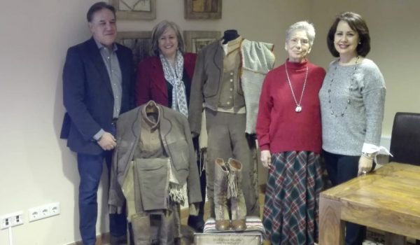 Imagen durante el acto de cesión de los trajes con los que Álvaro de Luna dio vida a Algarrobo.
