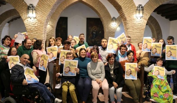 Un nutrido grupo de personas de Asprodisis junto a la alcaldesa de Ronda, Teresa Valdenebro