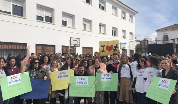 Miembros de la comunidad educativa, de la asociación AOPA, y representantes municipales se han unido en torno a la conmemoración del Día Mundial sobre la Concienciación del Autismo.
